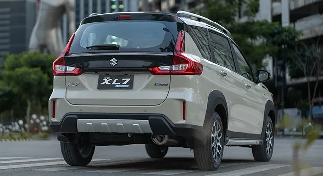 SUZUKI XL7 HYBRID 37 suzuki xl7 hybrid rear quarter 6 1